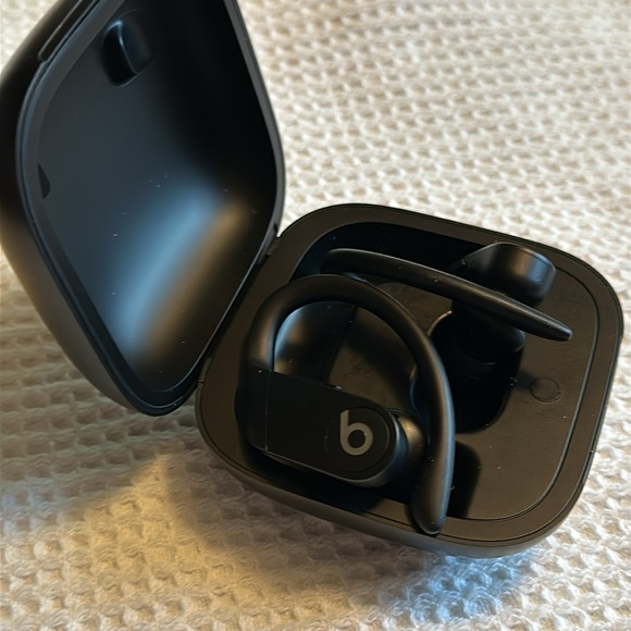Power Beats Pro like new condition - Picture 7 of 9